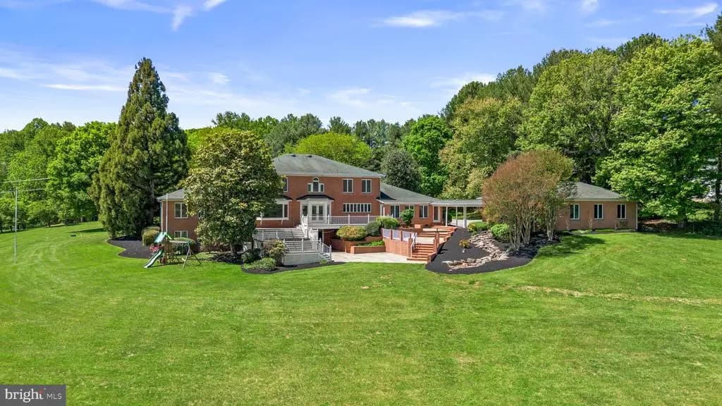 Private grounds & backyard — Clarksville